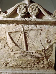 Fragment sarkofagu okrętowego z kamienia z Sydonu